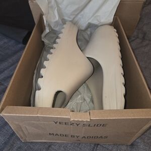 Adidas Yeezy Slide in Cream Size 13
